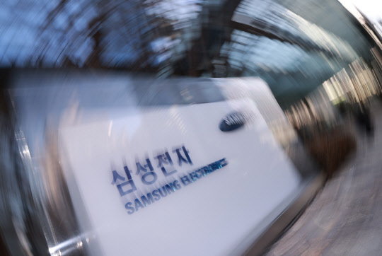 이재용 삼성전자 부회장이 국정농단 파기환송심에서 법정 구속됨에 따라 삼성은 앞으로 1년 반 동안 '총수공백' 상황에서 CEO 중심 책임경영 체제를 유지할 것으로 보인다. 사진은 19일 오전 삼성전자 서초사옥. <연합뉴스>